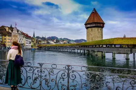 Viaggiare in auto in Svizzera: quando e dove conviene acquistare una vignetta autostradale?